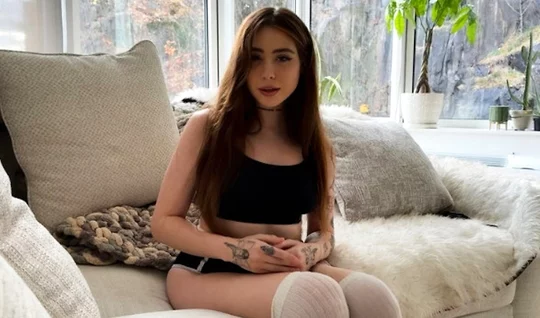 Милая брюнетка побаловала ствол ухажера оральными ласками