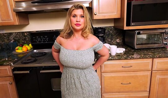 Пригласил в гости трех подруг и устроил с ними веселую групповушку