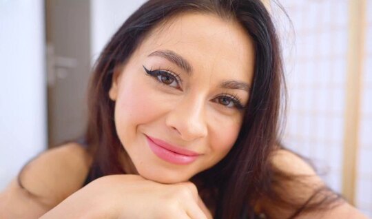 Пригласил в гости трех подруг и устроил с ними веселую групповушку