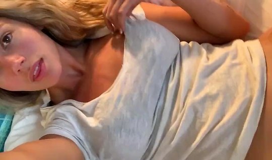 Пригласил в гости трех подруг и устроил с ними веселую групповушку