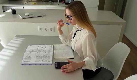 В порно от первого лица парень порадовал сексом студентку