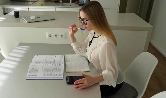 В порно от первого лица парень порадовал сексом студентку