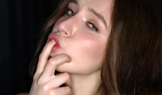 Молодая русская сучка отлично сосет перед анальным сексом