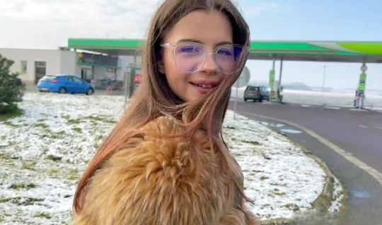 Милашка готова провести время на члене пикапера