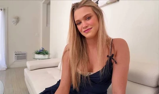 Блонда с симпатичной попкой активно прокатилась на члене