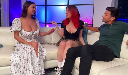 Пригласил в гости трех подруг и устроил с ними веселую групповушку