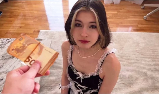 Ради денег русская сучка готова сосать и трахаться