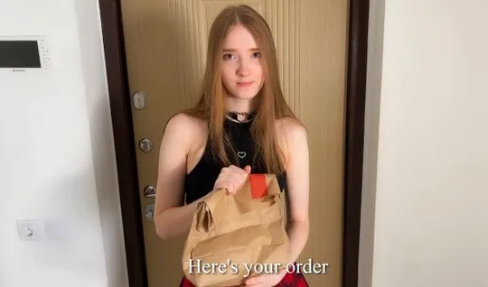 В домашнем порно парень угостил доставщицу членом