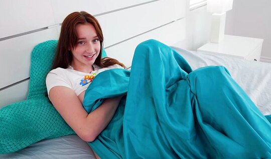 Милая сводная сестрица трогает член брата в видео от первого лица