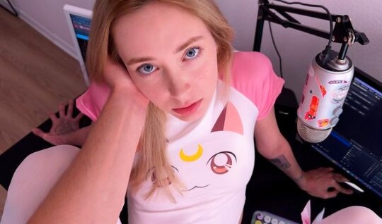 Пригласил в гости трех подруг и устроил с ними веселую групповушку