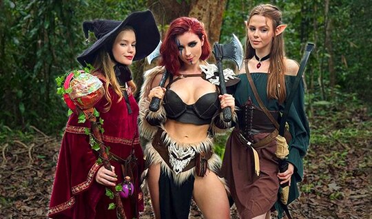 Пригласил в гости трех подруг и устроил с ними веселую групповушку