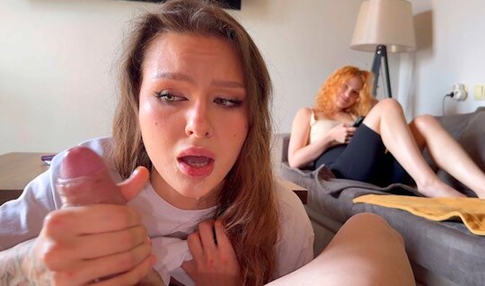 Пригласил в гости трех подруг и устроил с ними веселую групповушку