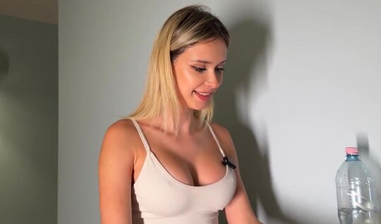 Пригласил в гости трех подруг и устроил с ними веселую групповушку