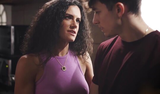 Пригласил в гости трех подруг и устроил с ними веселую групповушку