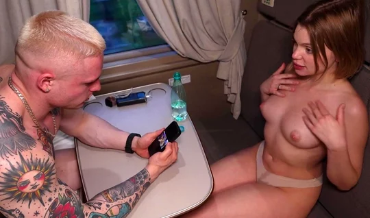 Русская развратница показала сиськи попутчику в поезде