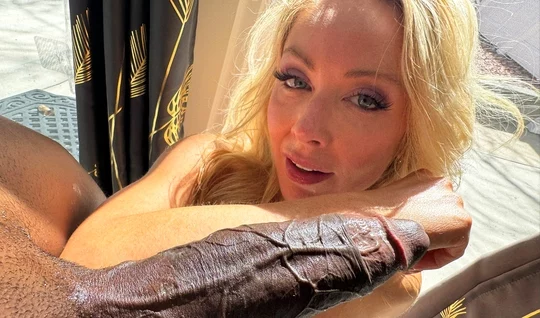 Огромный член негра едва помещается в ротике блондинки