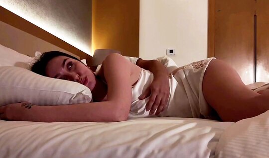 Пригласил в гости трех подруг и устроил с ними веселую групповушку