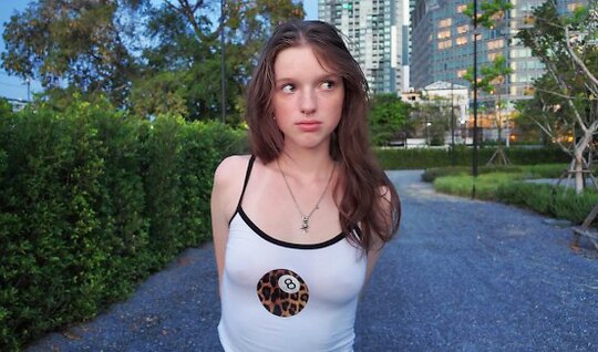 В гостях у пикапера милашка сделала ему отличный минет