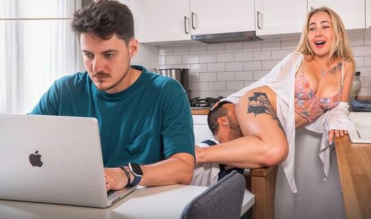 Русская сучка изменила с сантехником у бойфренда за спиной