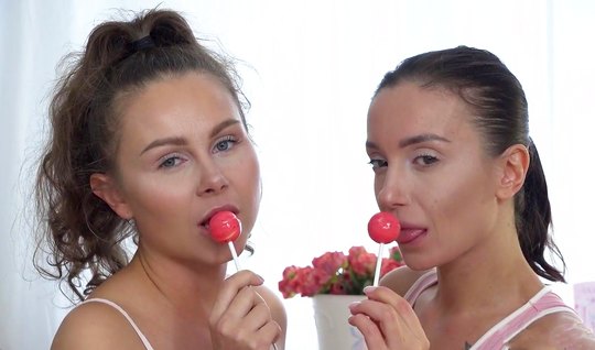 Пригласил в гости трех подруг и устроил с ними веселую групповушку